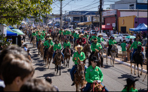 Aproximadamente 5 mil cavaleiros e amazonas participaram da 35ª Cavalgada, considerada a maior do mundo, levando identidade regional e emoção ao público.