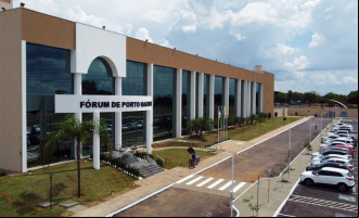 Juizado Especial Cível de Porto Nacional julgou o caso em que cliente teve valores retidos após encerramento de conta.